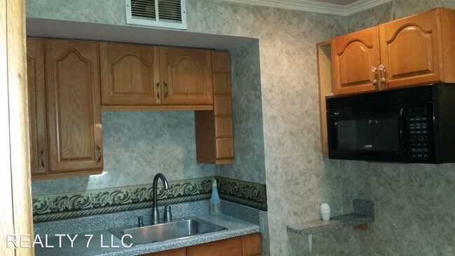 Foto del edificio - 3 br, 1 bath House - 4166 WEST 220TH ST