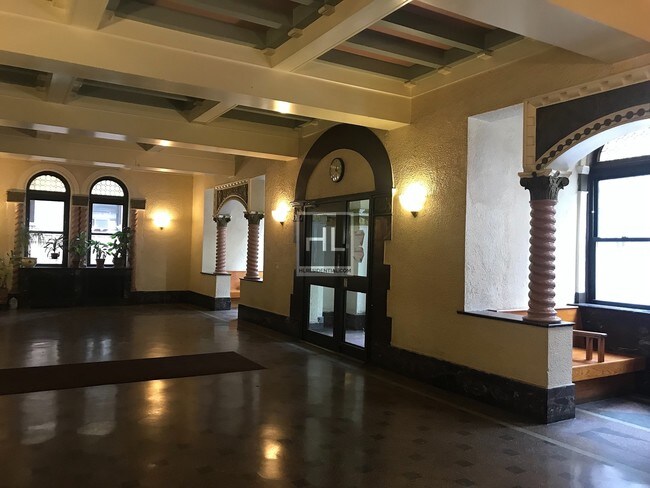 Building Photo - Beautiful 1.5 Bedroom Apartment