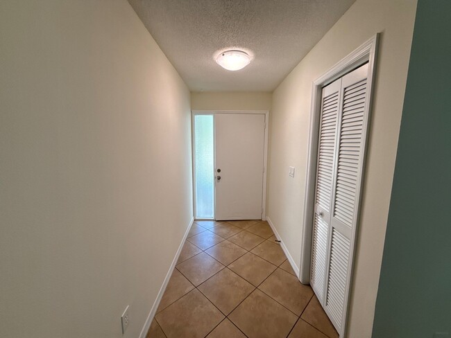 Building Photo - 100 Golfview Dr