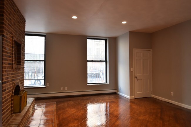 Building Photo - 306 E 105th St