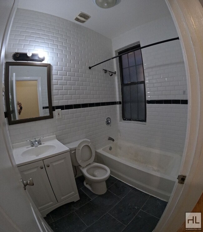 Foto del edificio - COZY 4 BEDROOM - CLINTON AVENUE