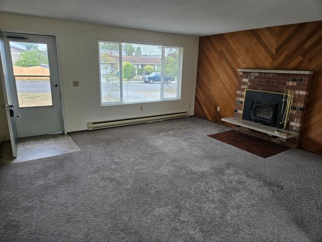 Building Photo - 3 Bedroom 1 bath