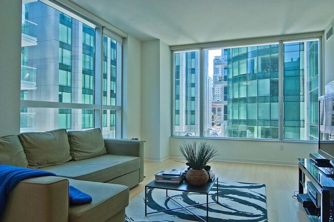 Building Photo - Rarely Available Condo at the Infinity