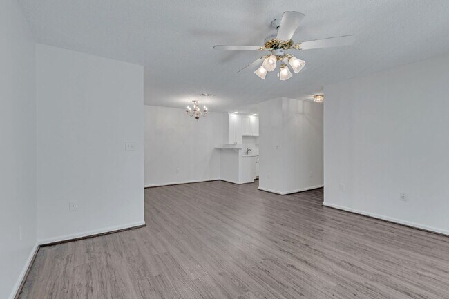 Building Photo - Welcome to Parkview Condos! This beautiful...