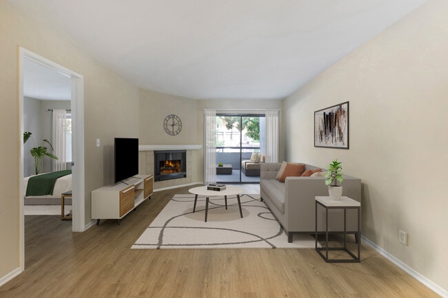 Sala de estar renovada del Paquete II con piso de superficie dura. - Avalon Burbank