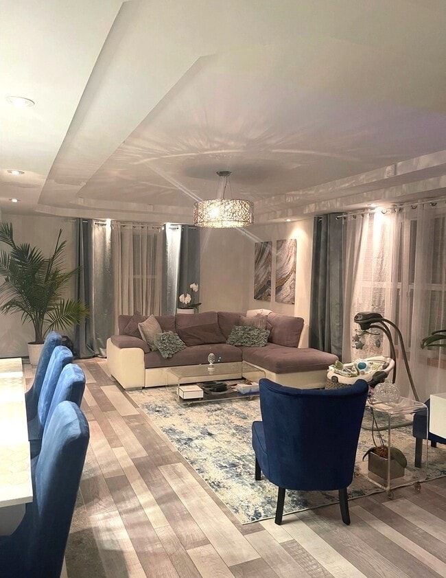 Foto del edificio - 7825 Banks St