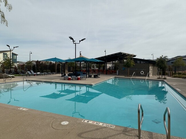 Foto del edificio - Beautiful 3 bedroom townhome in Henderson ...