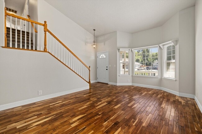 Building Photo - Beautifully Updated 4-Bedroom Home with 3-...