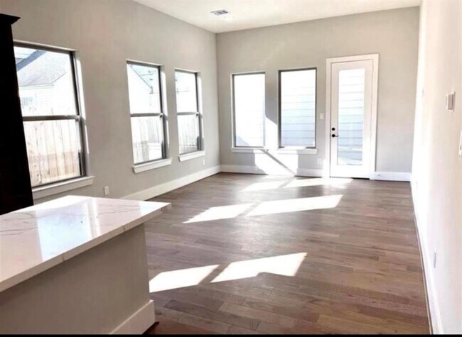 Foto del edificio - 803 Thornton Rd