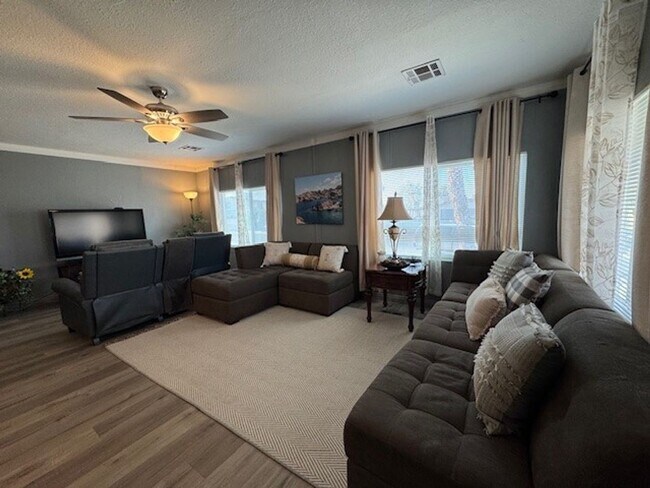 Foto del edificio - 3 BR 2 bath Furnished home Utilities Included & Brand new Interior-Custom Remodel