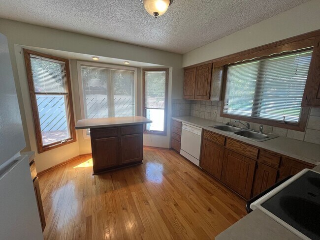 Foto del edificio - Don't pass up this corner lot unit with 3 ...