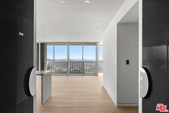 Foto del edificio - 9255 Doheny Rd