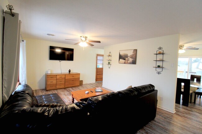 Building Photo - Adorable 3 bed 2 bath home with all utilit...