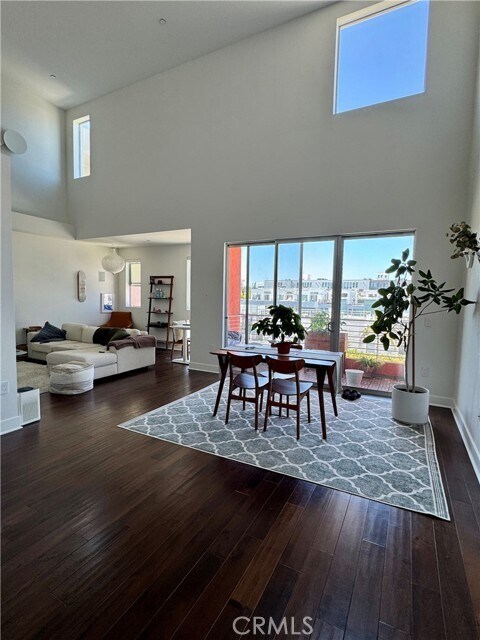 Building Photo - 4211 Redwood Ave