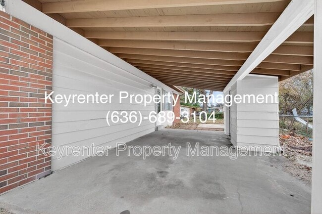 Building Photo - 900 Paddock Dr