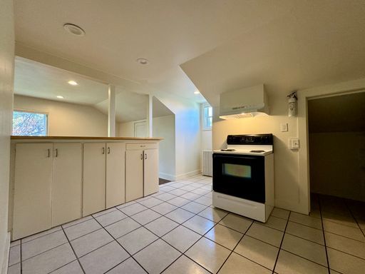 Foto del edificio - LARGE 2 Bed, 1 Bath Apartment Available NOW!!