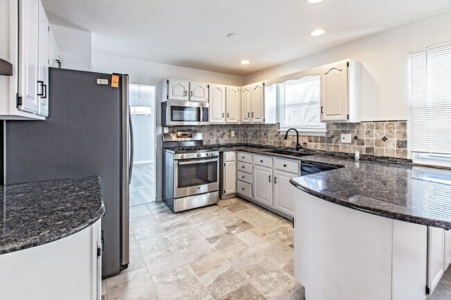 Foto del edificio - 5 bedroom, 2.5 bath home in Claymont