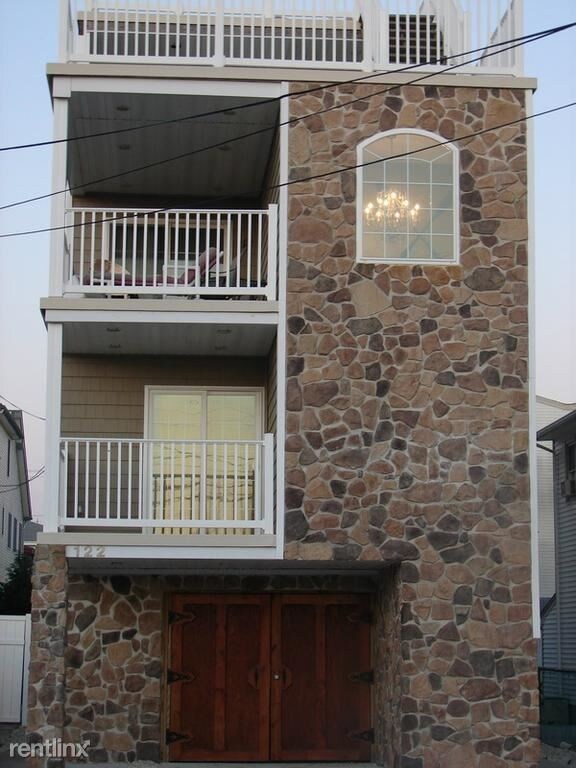 Building Photo - 4 br, 2 bath Condo - 122 38th St