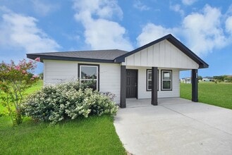 Building Photo - 688 Swallow Dr