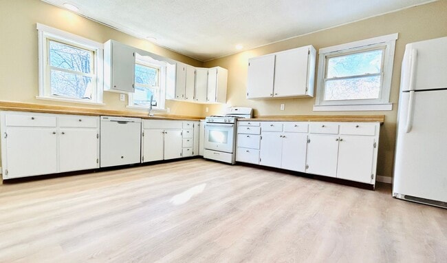 Building Photo - Newly Remodeled!
