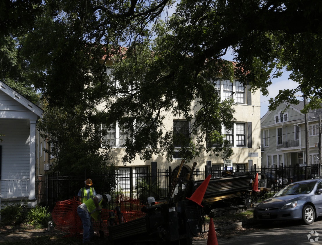 Building Photo - Campus Walk Apts