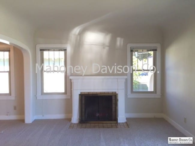 Building Photo - 616 7th St
