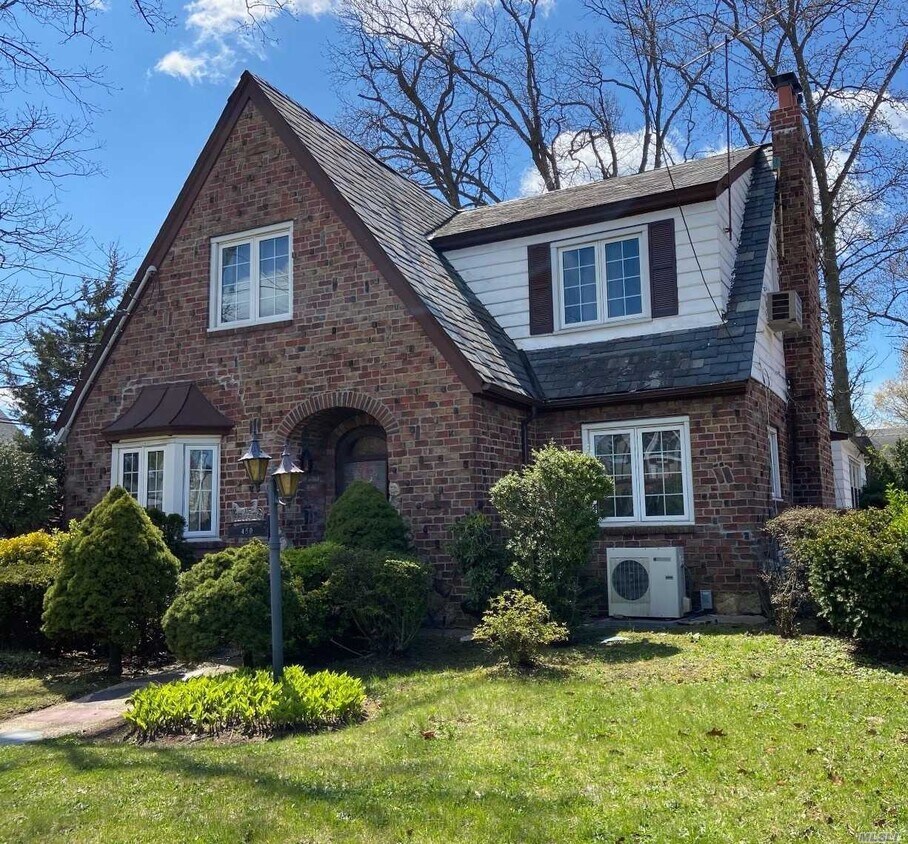 Foto principal - 450 W Valley Stream Blvd