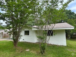 Building Photo - 810 Louis Wilson Dr
