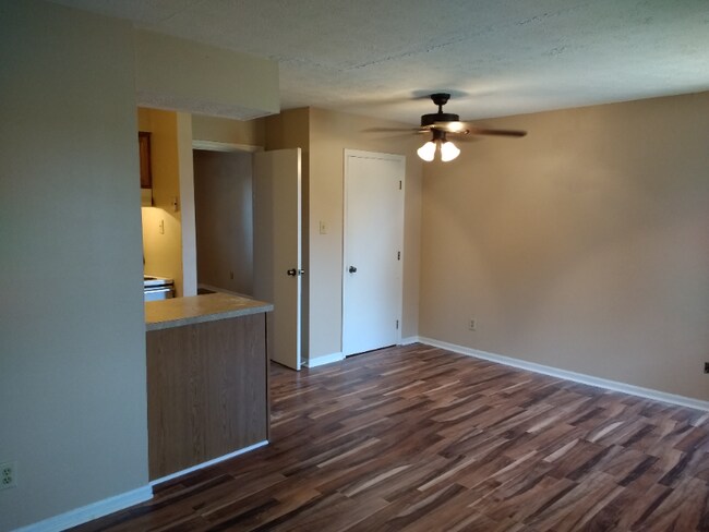Foto del edificio - 1310 Louisville Rd