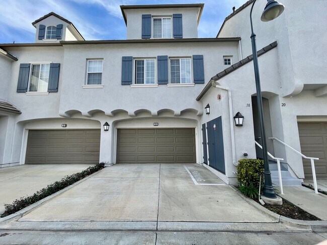 Building Photo - Gorgeous Townhome in Northpark Square