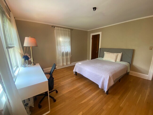 Foto del edificio - 2549 Edgehill Rd