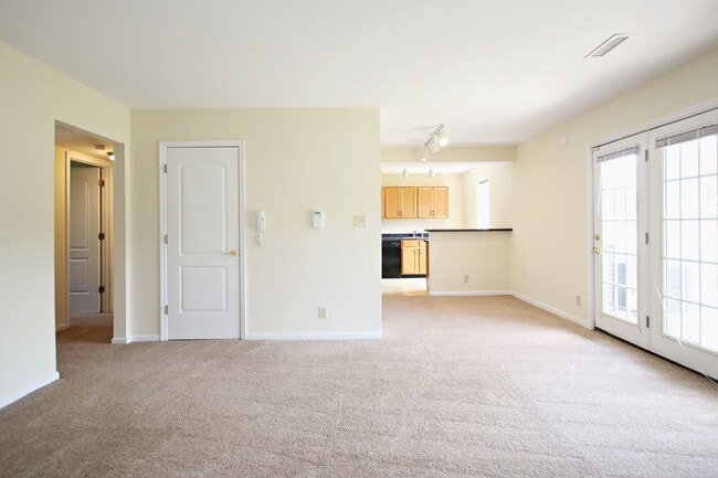 Building Photo - Pet-Friendly Villas at Southern Ridge Apar...