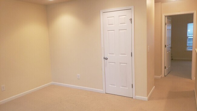 Foto del edificio - Awesome 2Br 2.5Ba Townhome w/ Bonus Room & Garage!  Available 7/3!