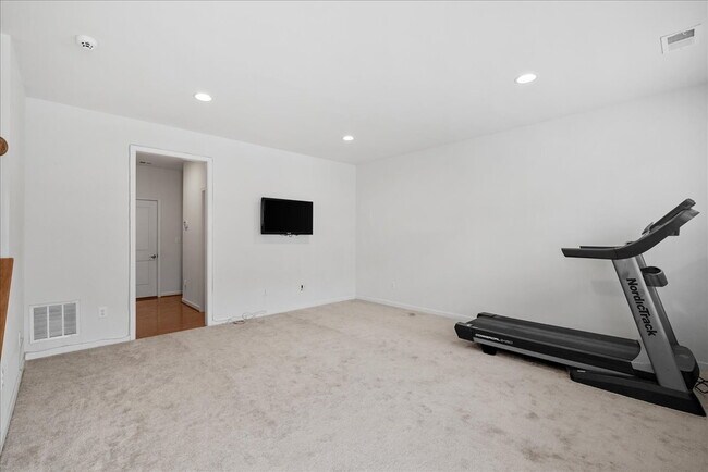 Foto del edificio - Stunning Luxury Townhome for Rent in Westmoore!