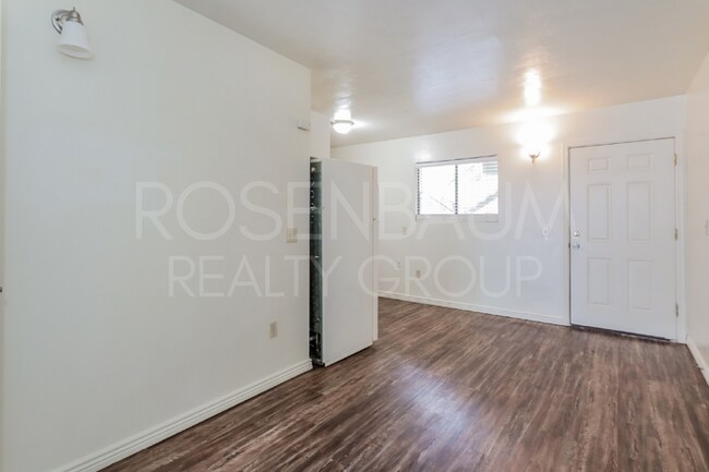 Foto del edificio - 770 N Dodge Blvd