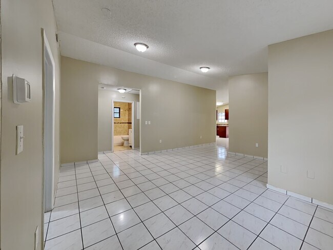 Foto del edificio - 2579 W 70th St