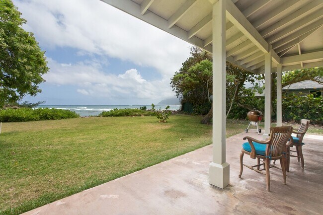 Foto del edificio - Oceanfront Cottage w/Panoramic Views, Yard, & Private Beach Access. Waipuna