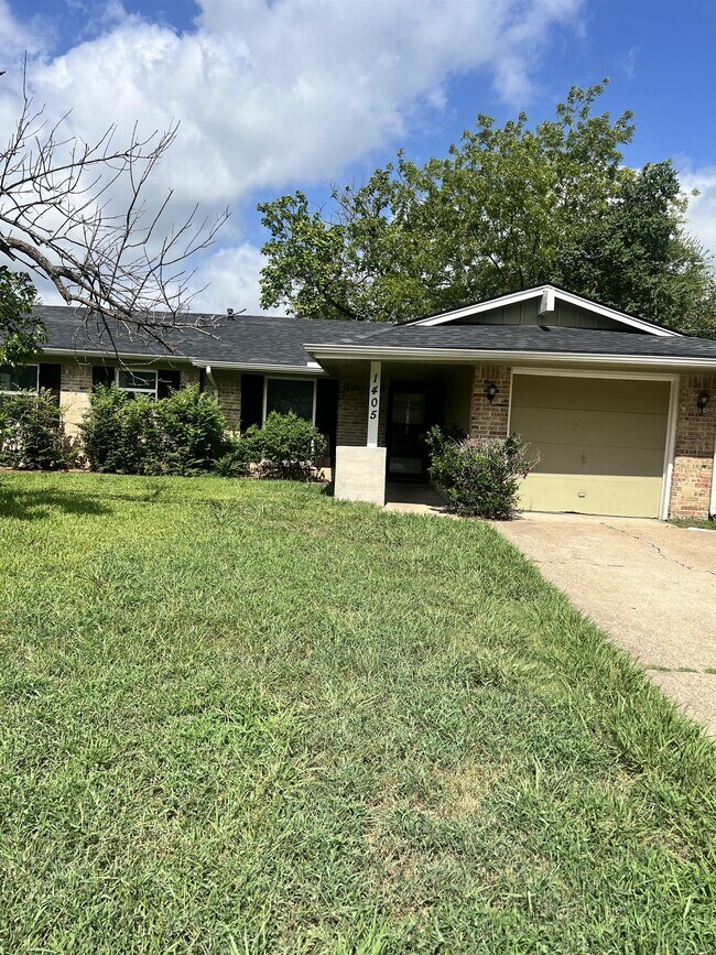 Photo - 1405 E Park Dr House