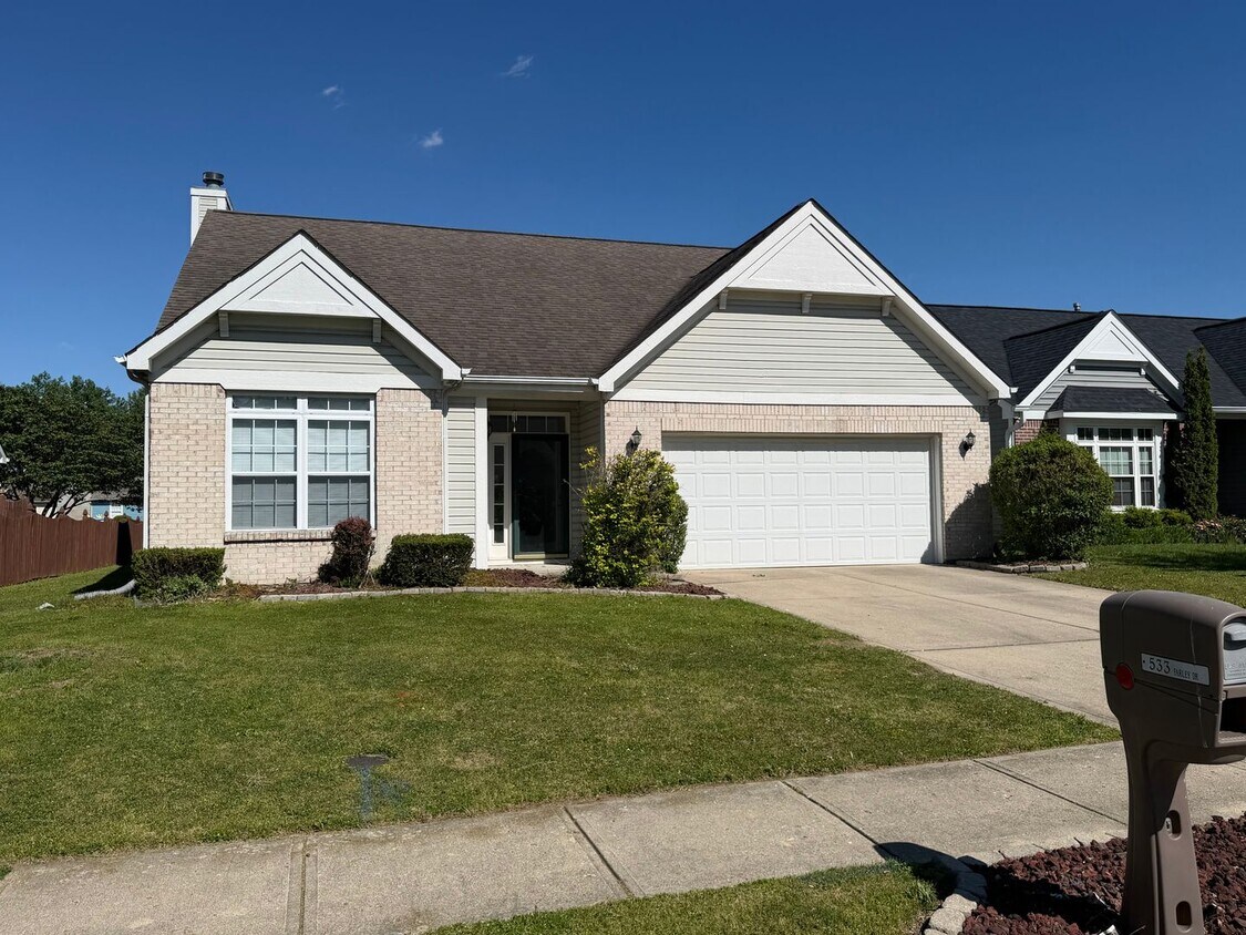 Fantastic 3 Bedroom 2 bath home on a pond - Fantastic 3 Bedroom 2 bath home on a pond
