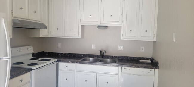 Kitchen - 540 Commercial Ave