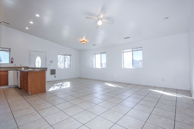 Building Photo - 1950 Emerald Dr