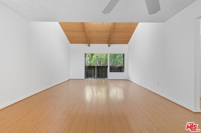 Foto del edificio - 18350 Hatteras St