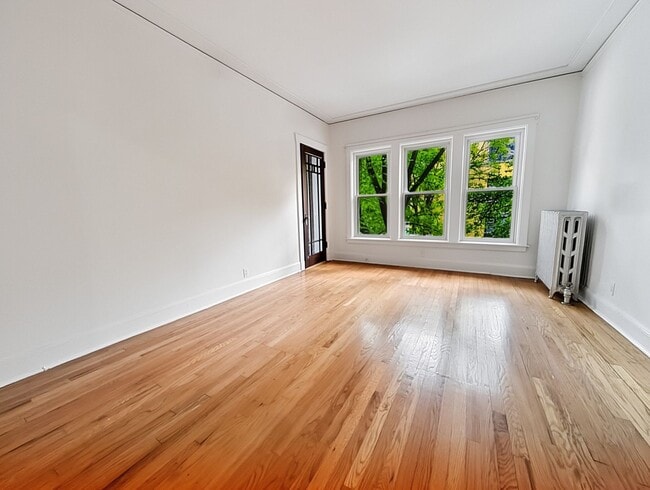 Building Photo - Large 3-bed/1-bath Apartment in the Heart of Rogers Park!