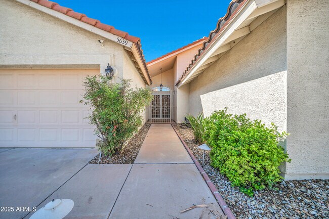 Building Photo - 5639 E Aire Libre Ave