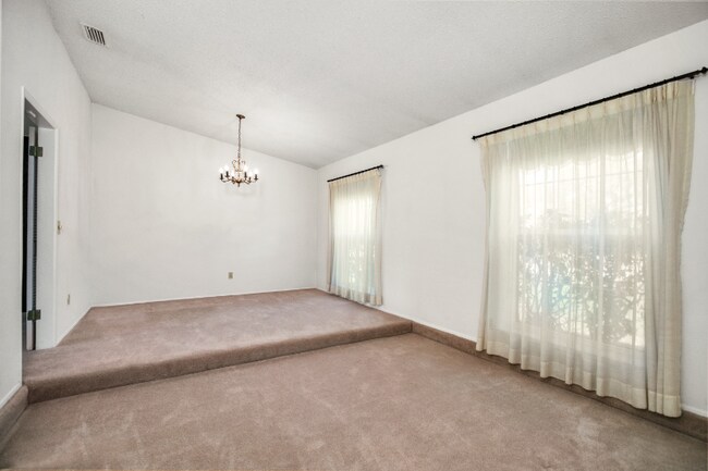 Foto del edificio - 1312 E Spring Valley Rd