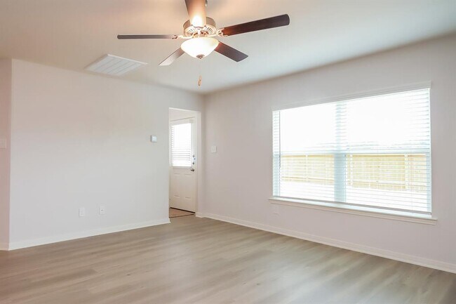 Building Photo - 25310 Shadowdale Dr