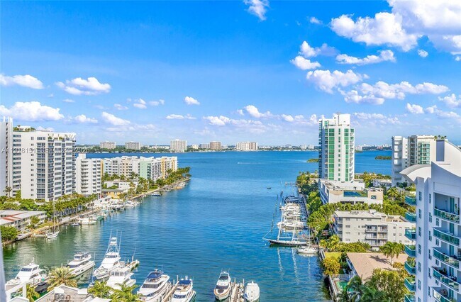 Foto del edificio - 7900 Harbor Island Dr