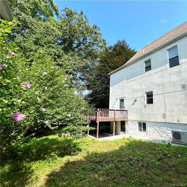 Building Photo - 766 Saw Mill River Rd