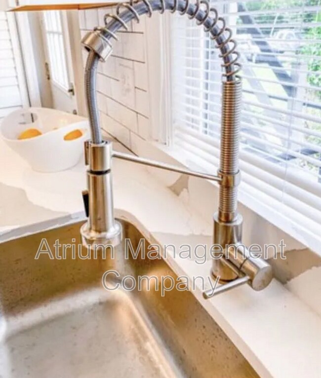 Building Photo - 3903 Cutshaw Ave