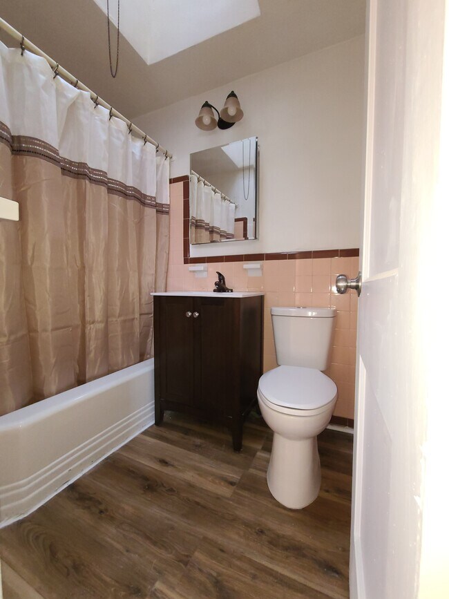 Baño de la unidad B - 6301 Morton St